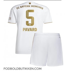 Bayern Munich Benjamin Pavard #5 Udebanetrøje Børn 2022-23 Kortærmet (+ Korte bukser)